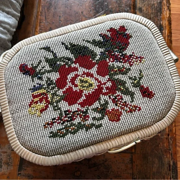 Eaton’s Vintage Woven Sewing Basket with Floral Embroidery and Satin Interior - Picture 2 of 16